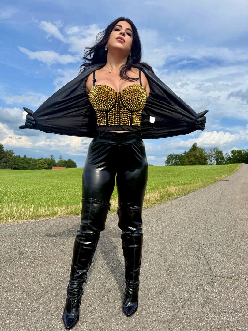 lady ayse sitzt in leder auf thron und kontrolliert ihre sklaven